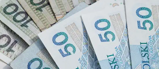 W pewnym momencie oszuści żądają pieniędzy.